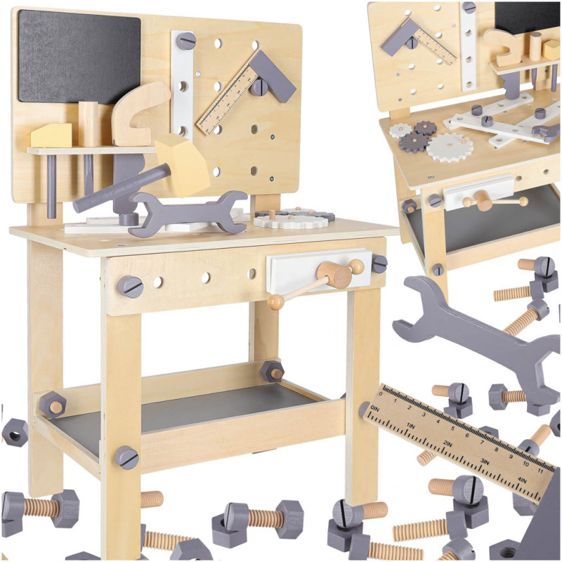 Aga Holzwerkstatt mit Werkzeugen auf dem Tisch