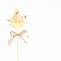 Drewniany kurczak na piku wielkanocny